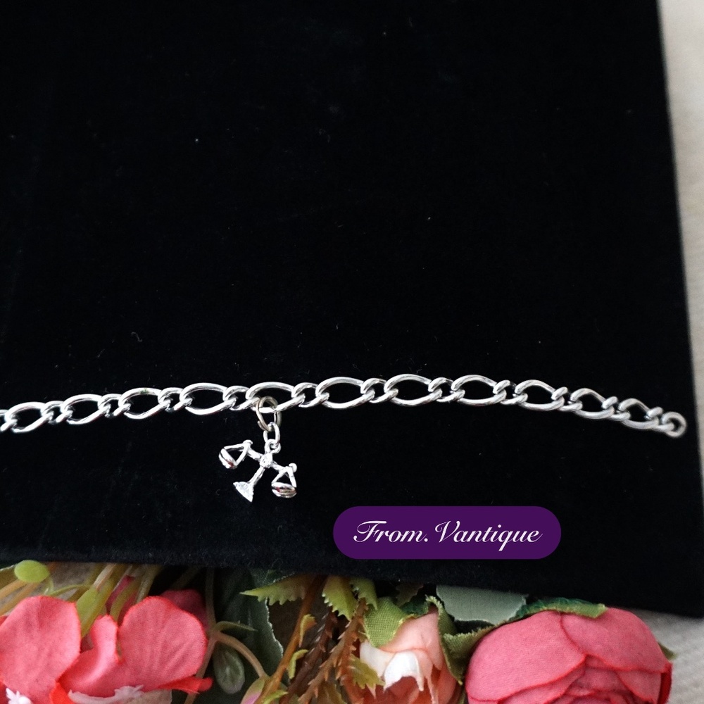 ⚪ VINTAGE Silver Libra Charm Silver Chain Bracelet 📿